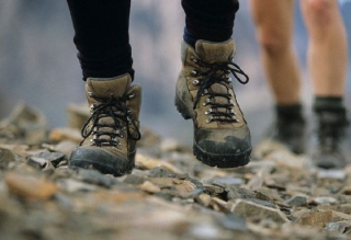  我们的徒步旅行需要坚固的靴子 